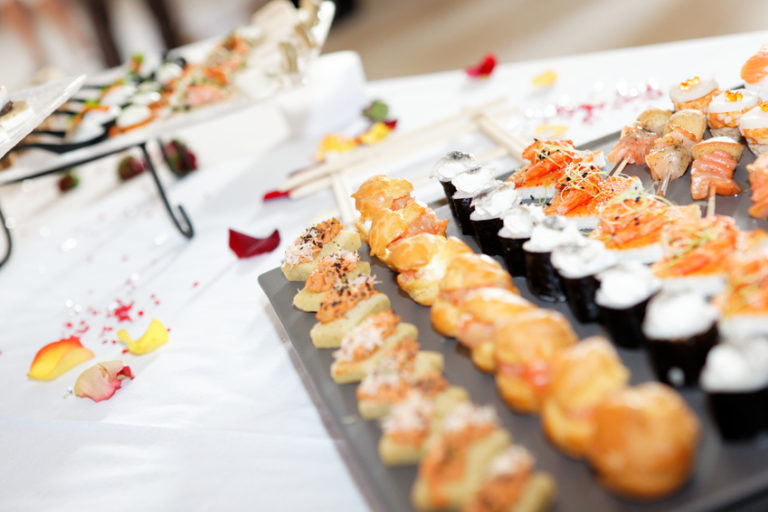 Comment organiser un buffet froid pour 50 personnes ? Sofys's & Co